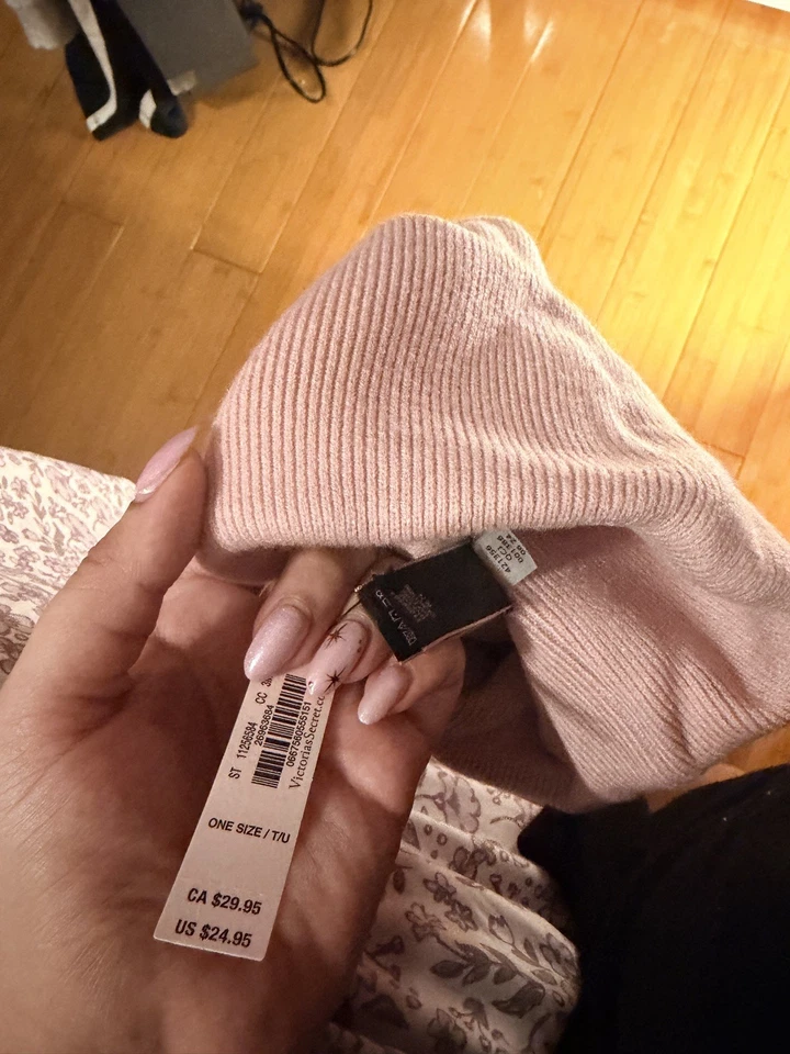 Victoria's Secret 时尚秀 2024 粉色无檐帽针织帽  — 第 2/4 张图片