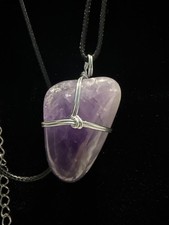 Fil de pierre améthyste 21 grammes enroulé avec cordon noir 24" collier