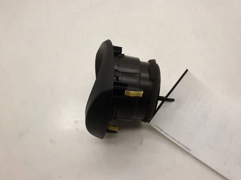 Toyota Prius C 2013 dos bisel del tablero del lado del conductor con ventilación Foto 4 de 4