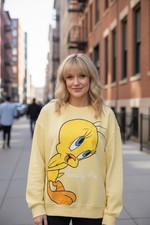 LOONEY TUNES YELLOW SIZE M 8/10 TWEETY BIRD TWEETY PIE SWEATSHIRT