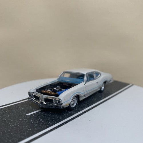 M2 Machines 1970 Oldsmobile Olds Cutlass 442 White/Blue Interior w/o Hood NM - Picture 6 of 13