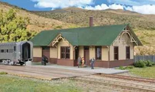 UNION PACIFIC STYLE - WOODEN RURAL SMALLTOWN DEPOT HO Scale KIT 933-4057 NEW