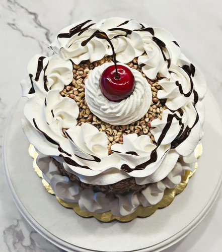 DECIKES Pastel Falso Comida Artificial Nutty Butty Cake - Imagen 3 de 8
