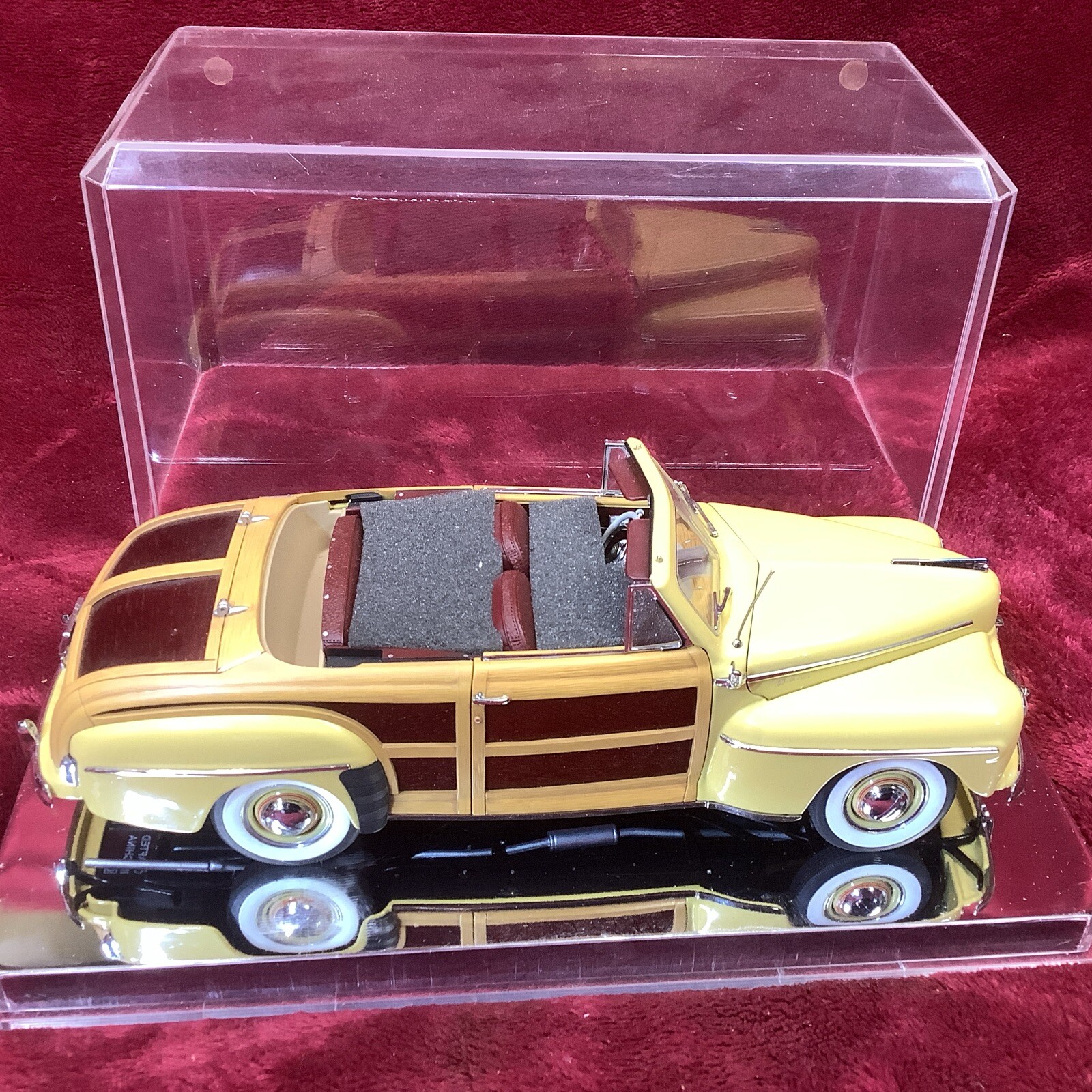 Danbury Mint 1948 Ford Sportsman Convertible Limited Edition 1/24 DieCast