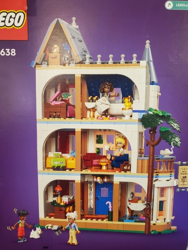 LEGO FRIENDS: Castle Bed and Breakfast (42638) - Picture 8 of 9