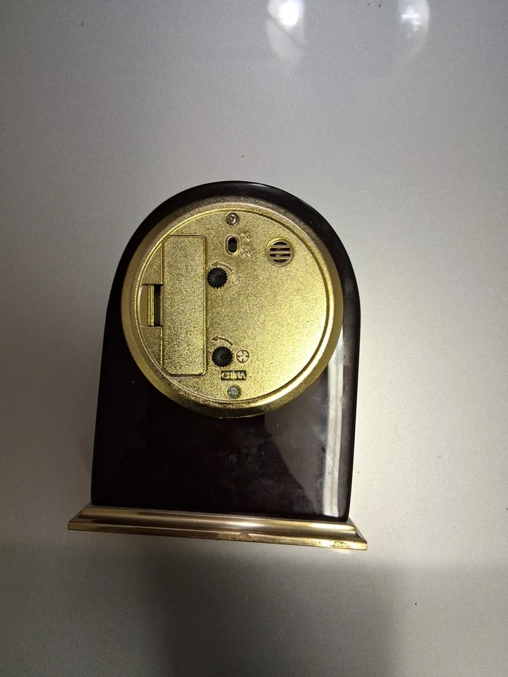 Reloj de escritorio Howard Miller Foto 2 de 2