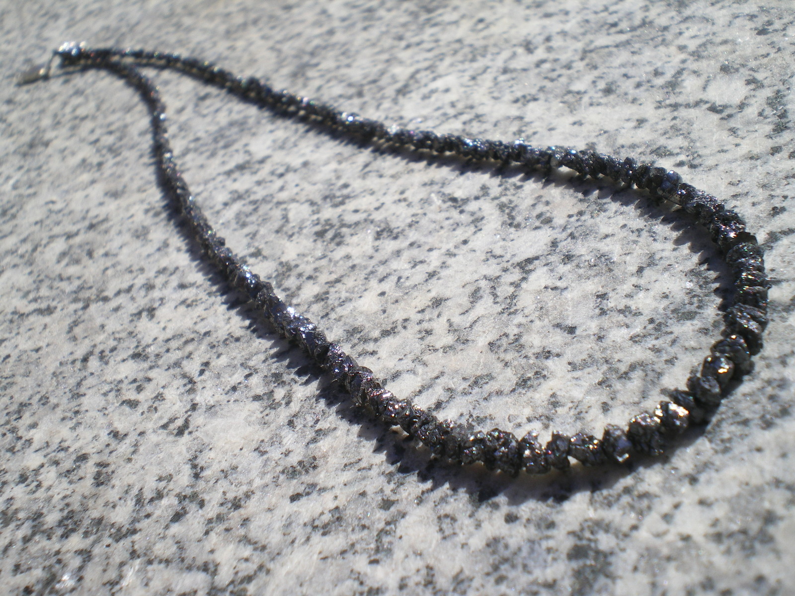 Collier diamants noirs bruts 22.5 cts Afrique du Sud : le cadeau d'anniversaire idéal en 42 cm