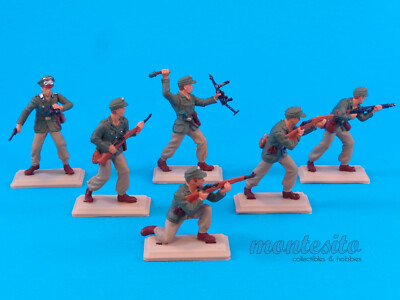 BRITAINS DSG * WWII GERMAN HEER INFANTRY (GREEN JACKETS) * PLASTIC