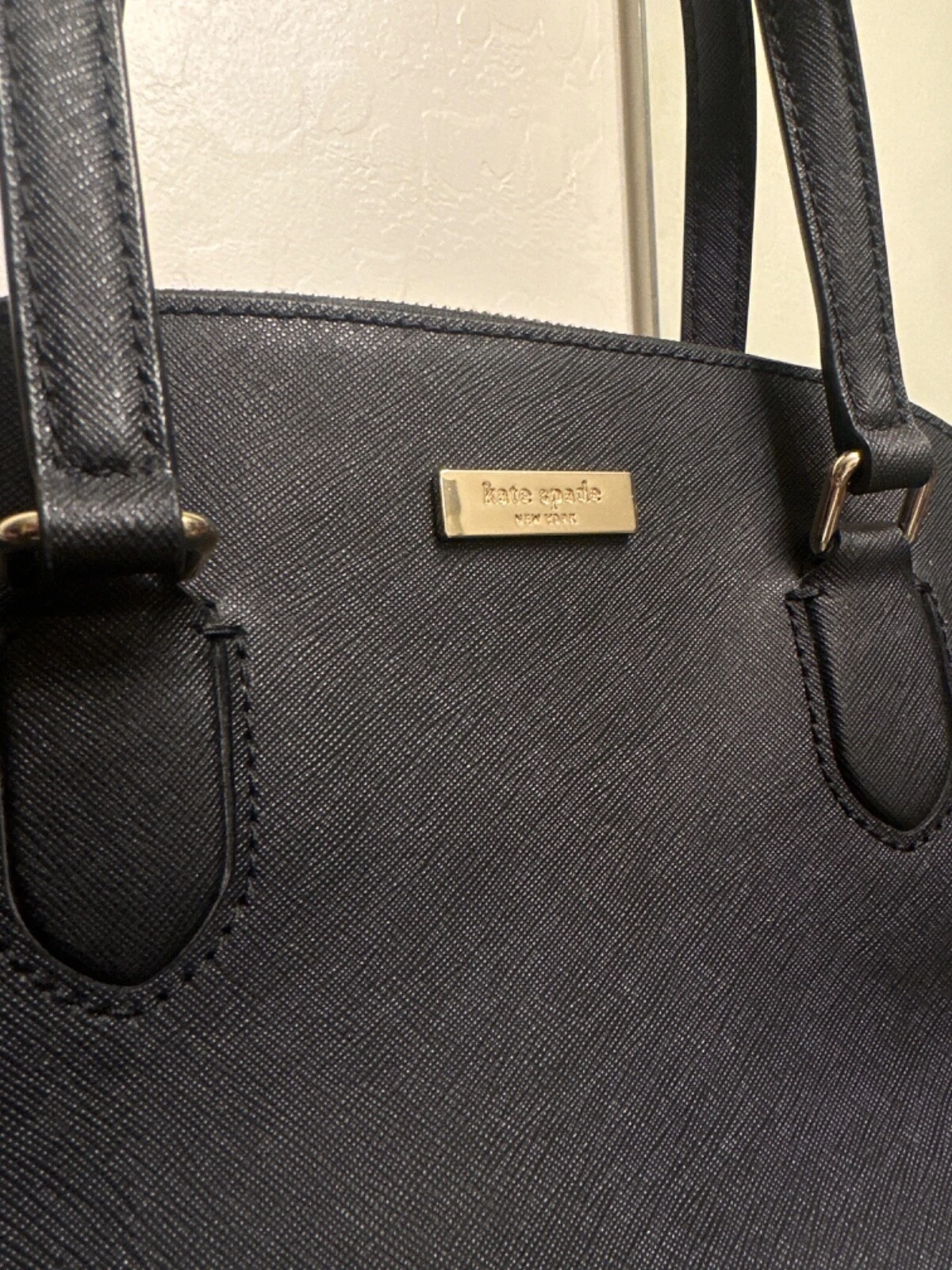 Borsa a mano Kate Spade in pelle nera con manici e borchie inferiori stile borsa