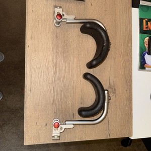 Swing away knee support for a child’s wheelchair