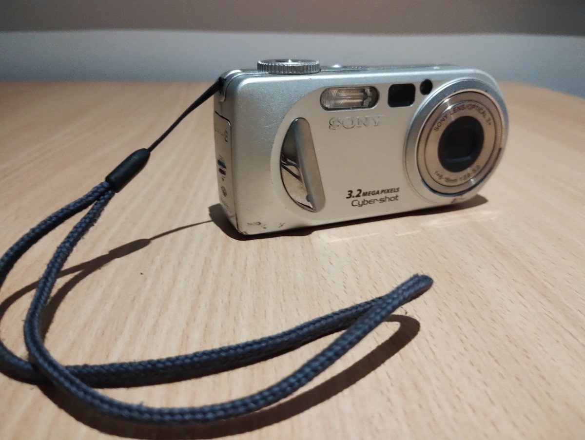 Fotocamera Digitale Sony Cyber-shot DSC-P8 3.2MP - Argento (usata, Con Graffi)