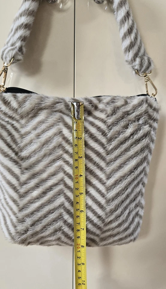 Faux Fur Zig Zag Herringbone 25cm X 25cm Shoulder Bag theonebuttonshop - Image 4 of 4