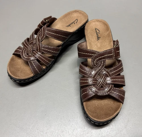 Sandali Clarks Collection taglia 7 punta aperta slip on pelle marrone leggeri usati in ottime condizioni