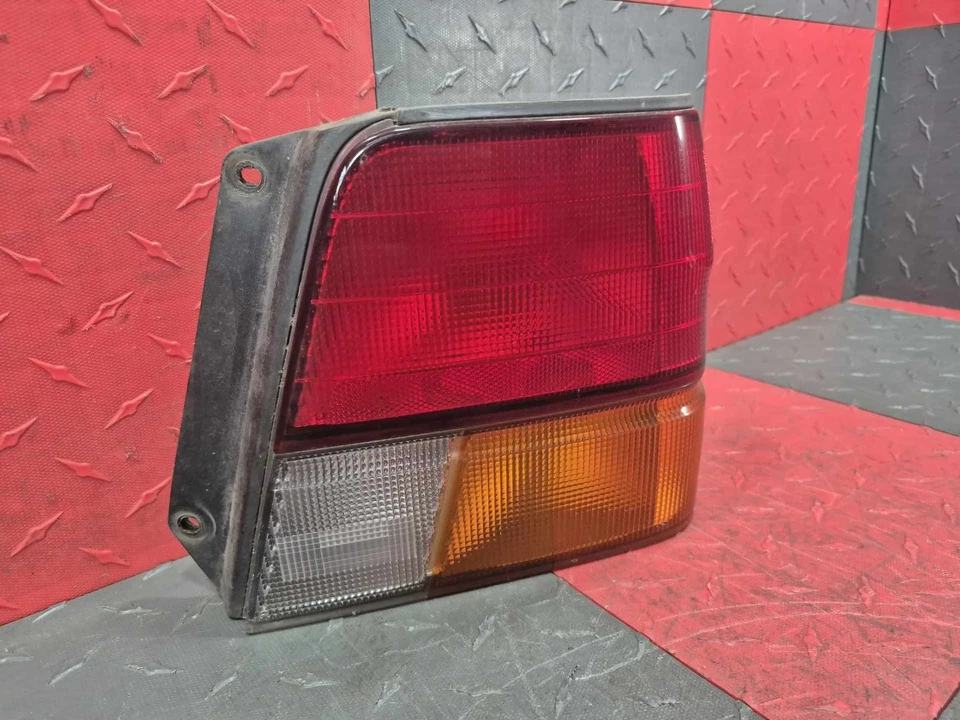 Conjunto de luces traseras para pasajero derecho Toyota Tercel 95-97 OEM Foto 3 de 4