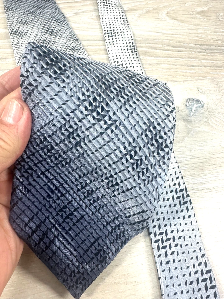 Corbata de seda italiana vibrante colorida plisada VITALIANO PANCALDI ITALIA 62" x 3,75" Foto 2 de 4