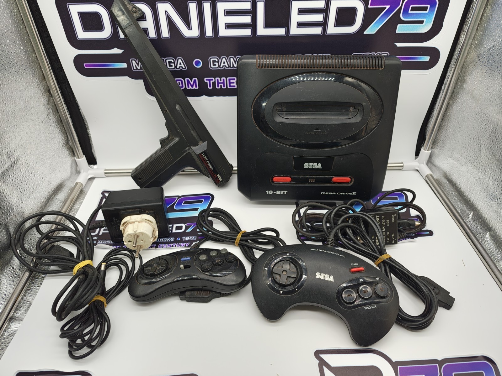 Console Sega Mega Drive 2 - COMPLETA con 2 Controller, cavi e Pistola