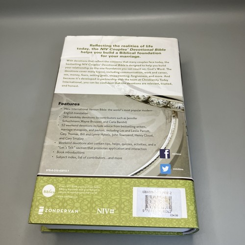 NIV Couples Devotional Bible For Engaged & Newly Married Couples Hardcover Book - Imagen 15 de 19