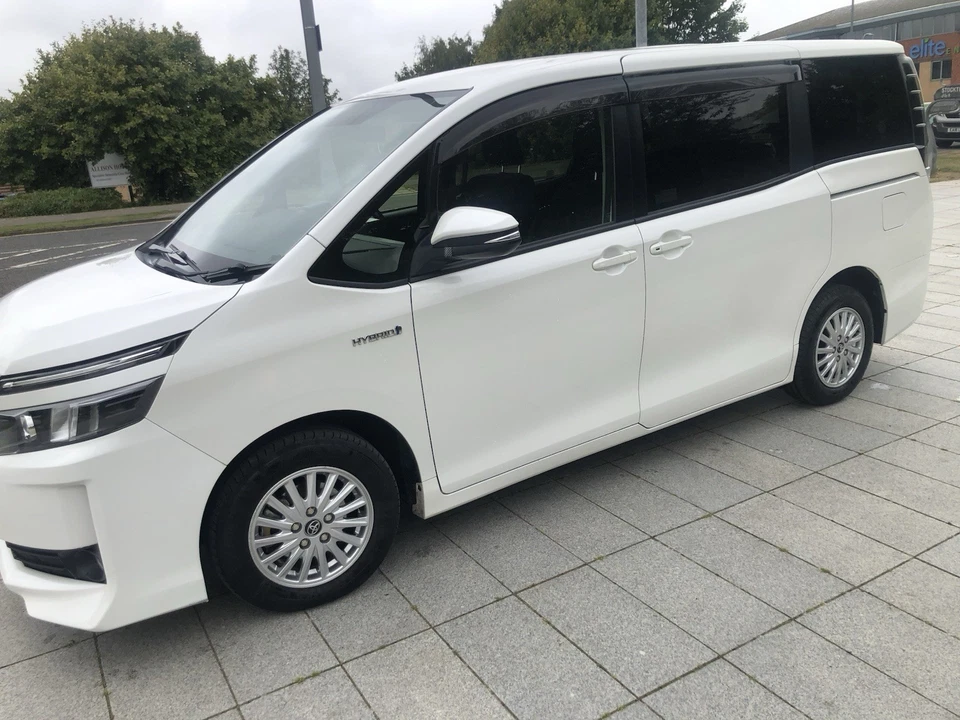 Toyota Voxy - Image 3 of 4