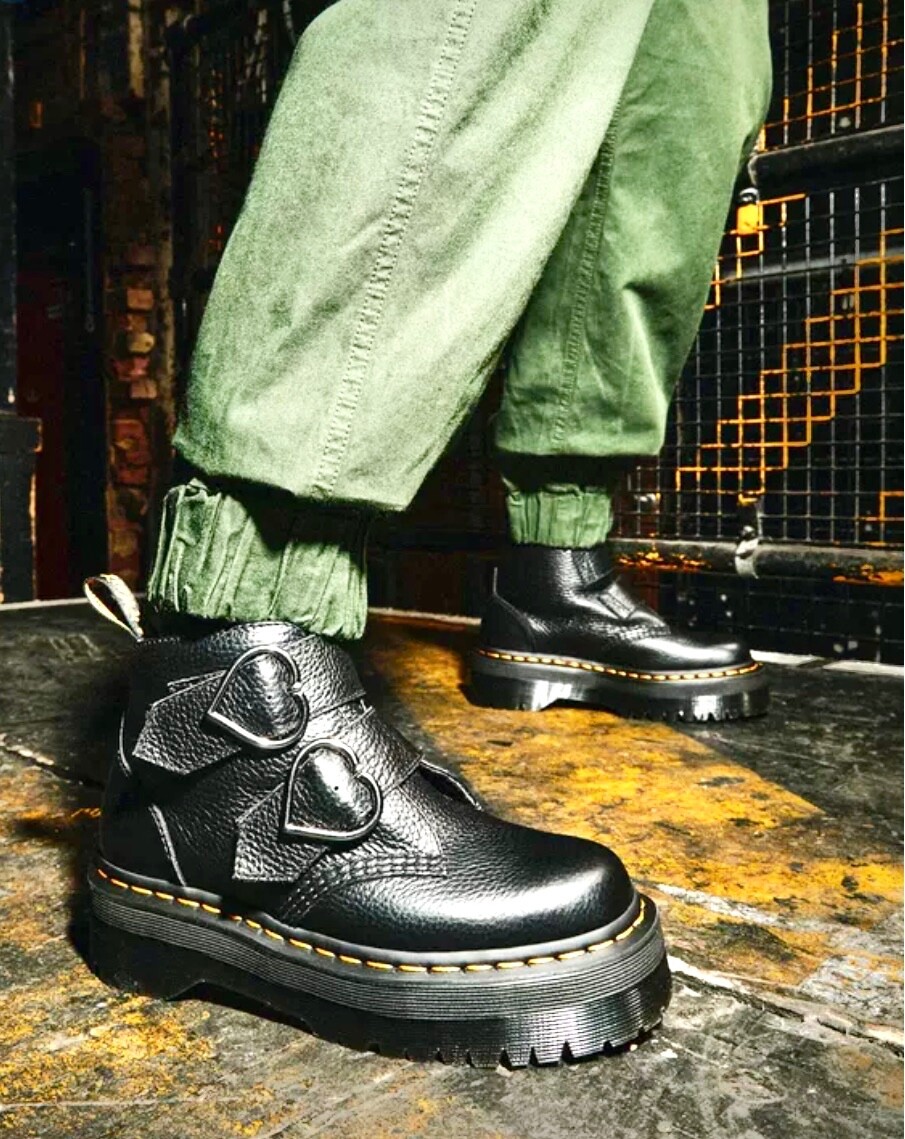 DR.MARTENS DEVON FLOWER 2 厚底ソール ブラック 27642001 Devon Flower Buckle Leather Platform Boots in Black Milled