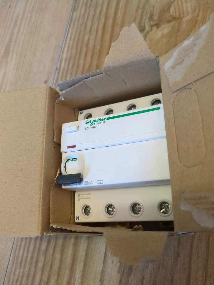 SCHNEIDER iid 40 AMP 40 30mA FOUR 4 POLE RCD TYPE AC ACTI9 , A9R1440 SENT FAST - Image 3 of 4