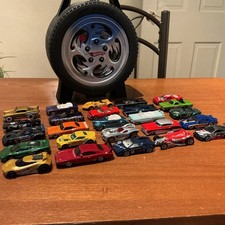 Hot Wheels 1:64 Scale Die-cast Near Mint Lot Of 25 Cars With Case