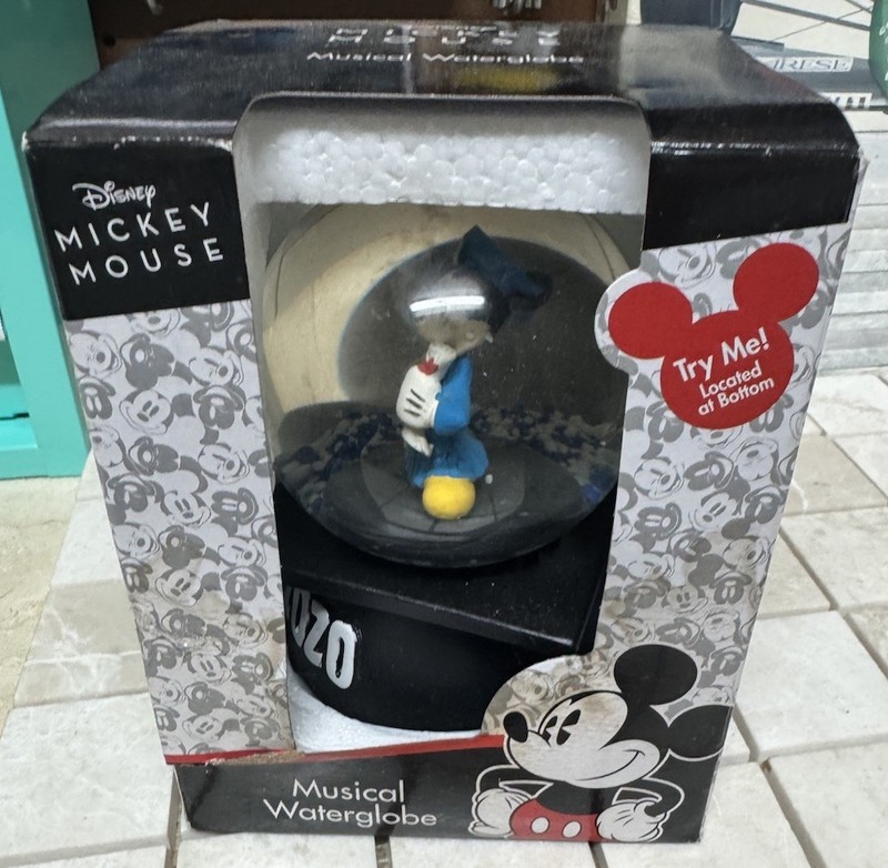 LARGE HEAVY GLASS WATER GLOBE DISNEY MICKEY MOUSE 2020 Mint In Box Graduation