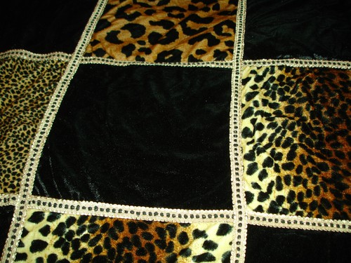 VELVET BLANKET W/ANIMAL PRINT, KING SIZE 87"x100" (1-2) - Picture 12 of 13
