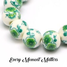 20 x PORCELAIN CERAMIC CLAY FLOWER GREEN & WHITE Beads 10mm Hole 3mm