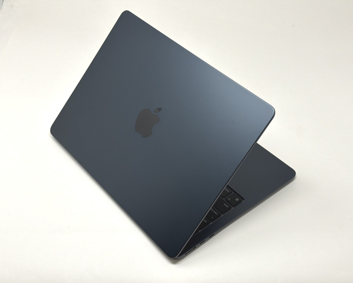 Apple Macbook Air M2 8-Core 13in 256GB SSD 16GB RAM 2022 Midnight