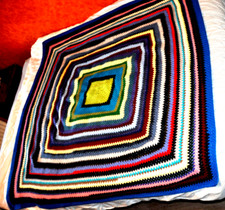 Ancien plaid en patchwork crochet de laine multicolore déco séventies année 70 2