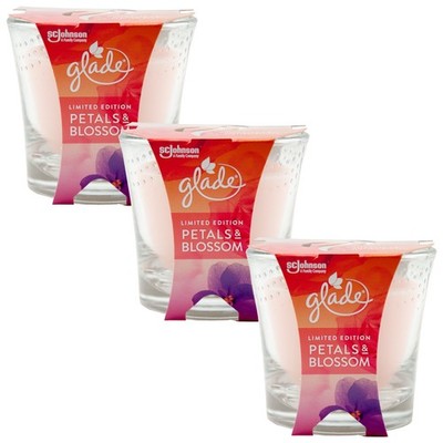glade Duftkerze PETALS & BLOSSOM 3x 129g duftet nach Wildrosen &violetten Blüten