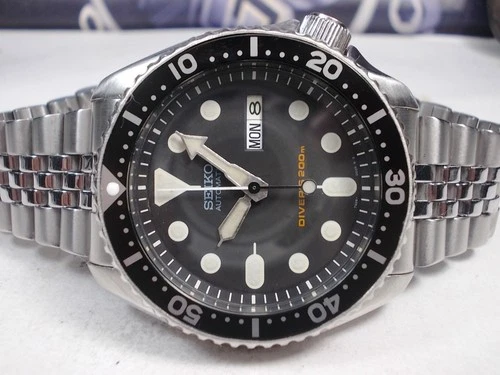 SEIKO 200M SCUBA DIVERS SKX007 DAY/DATE MENS WATCH 7S26-0020, BLACK (SN 0N9309)