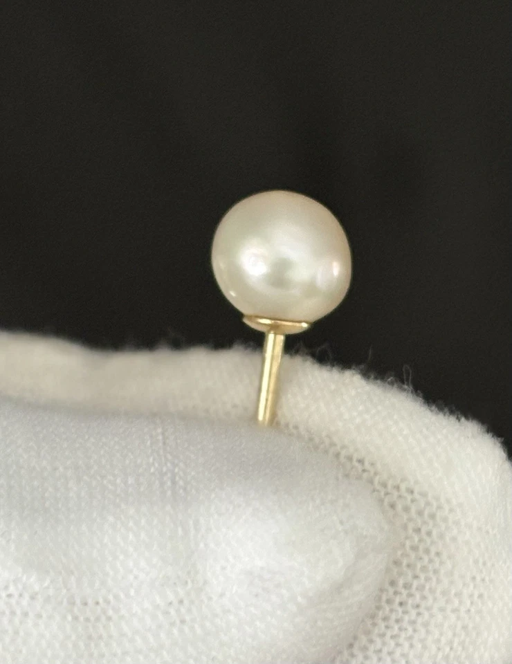 Hermoso prendedor de solapa vintage de 8 mm con perlas de oro amarillo de 14K Foto 2 de 4
