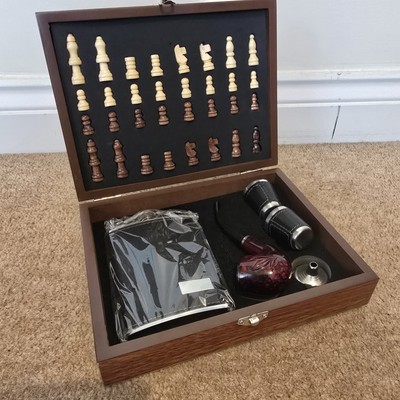 Elegantes Schachspiel mit Trinkzubehör - perfektes Geschenk für Spielliebhaber