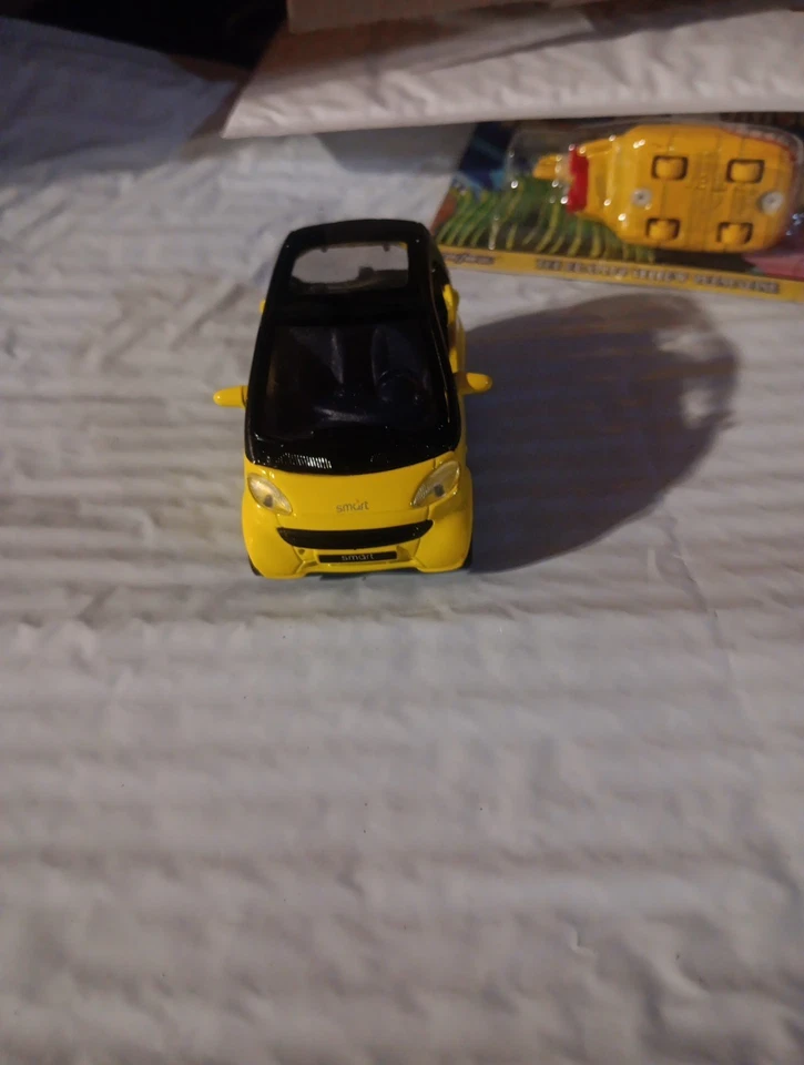 Smart City - Coupe ( MAISTO ) Scale 1/33 Car - Image 2 of 4