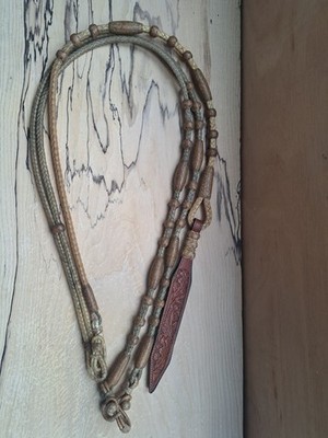 Western Tack New Romal Reins. Quadratischer Zopf mit fein geflochtenen Knöpfen