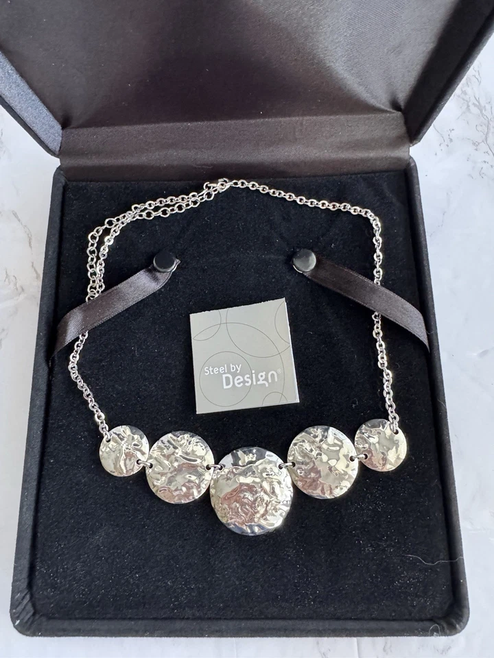 Collar distintivo disco martillado tono plateado acero inoxidable 20 pulgadas Foto 2 de 4