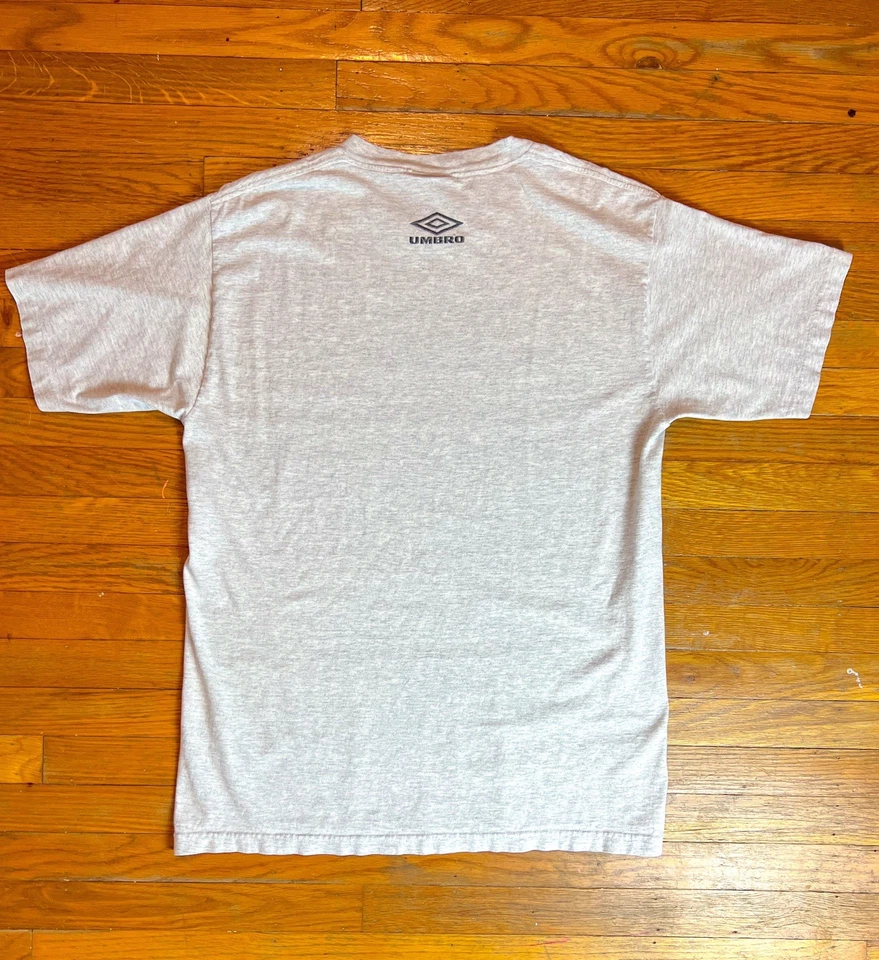 Camiseta Umbro De Colección Para Hombre Grande Gris Hecha en EE. UU. Gráfica Deletreada Fútbol Años 90 Foto 2 de 3