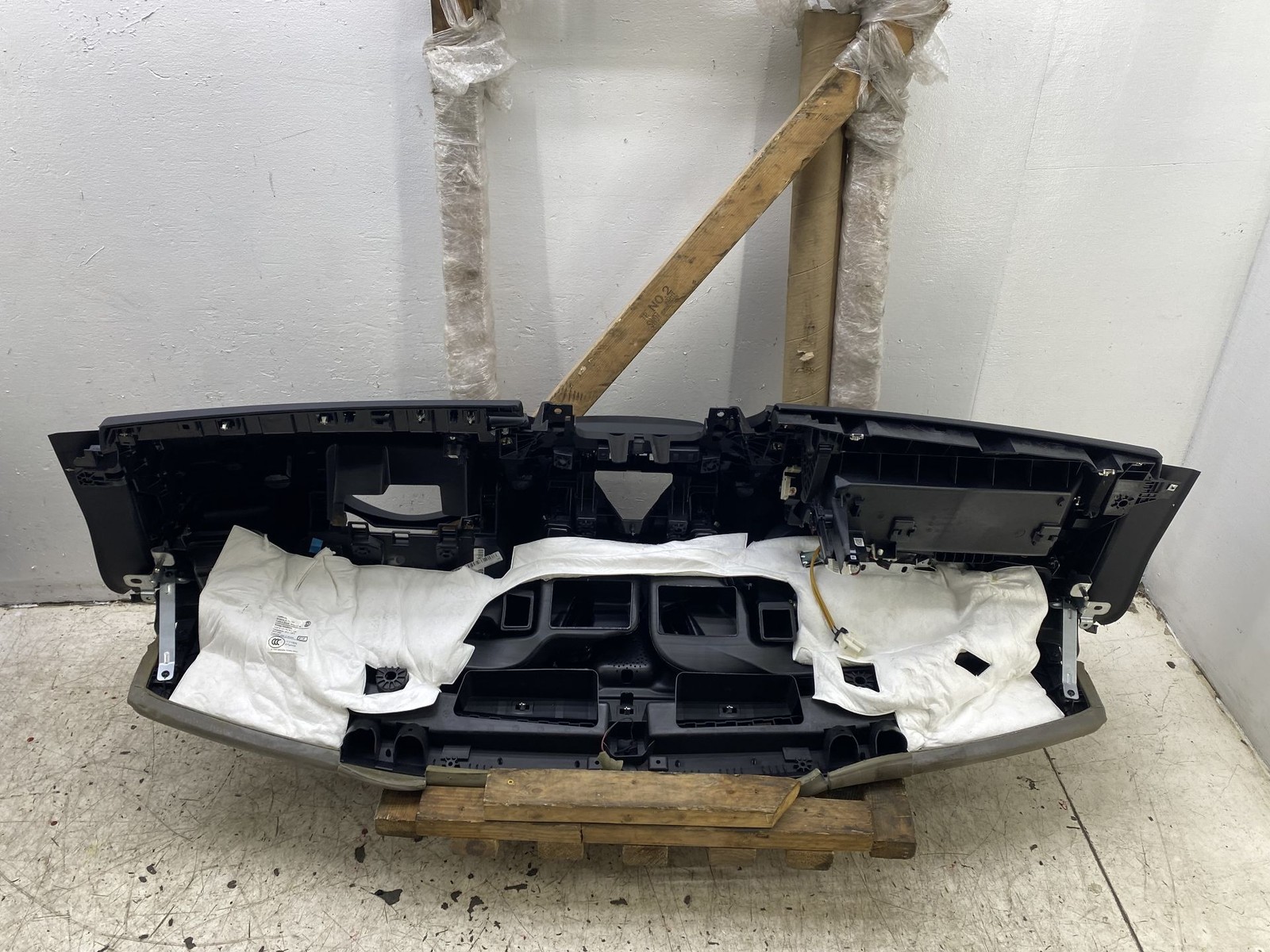 2017-2024 MASERATI LEVANTE FRONT DASH PANEL LEATHER W/ AIR SRS BAG A/C GLOVE BOX