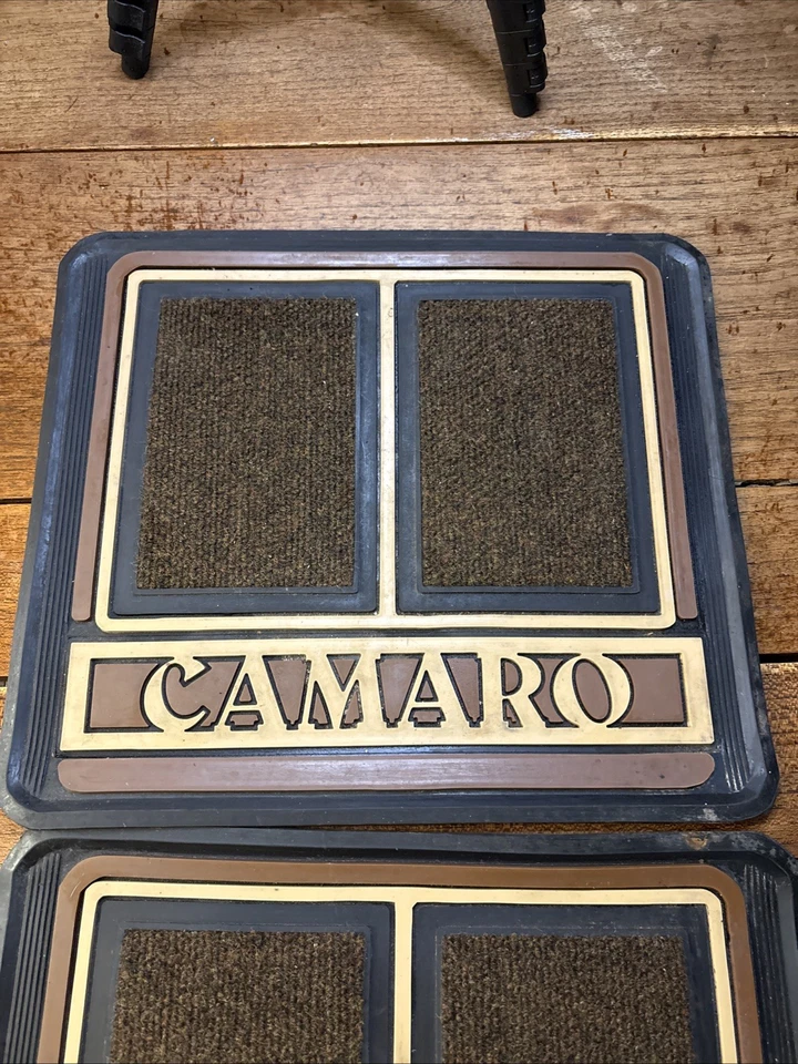 Vintage Plasticolor Chevy Camaro Brown & Black Rear Rubber / Carpet Floor Mats - Imagem 4 de 4