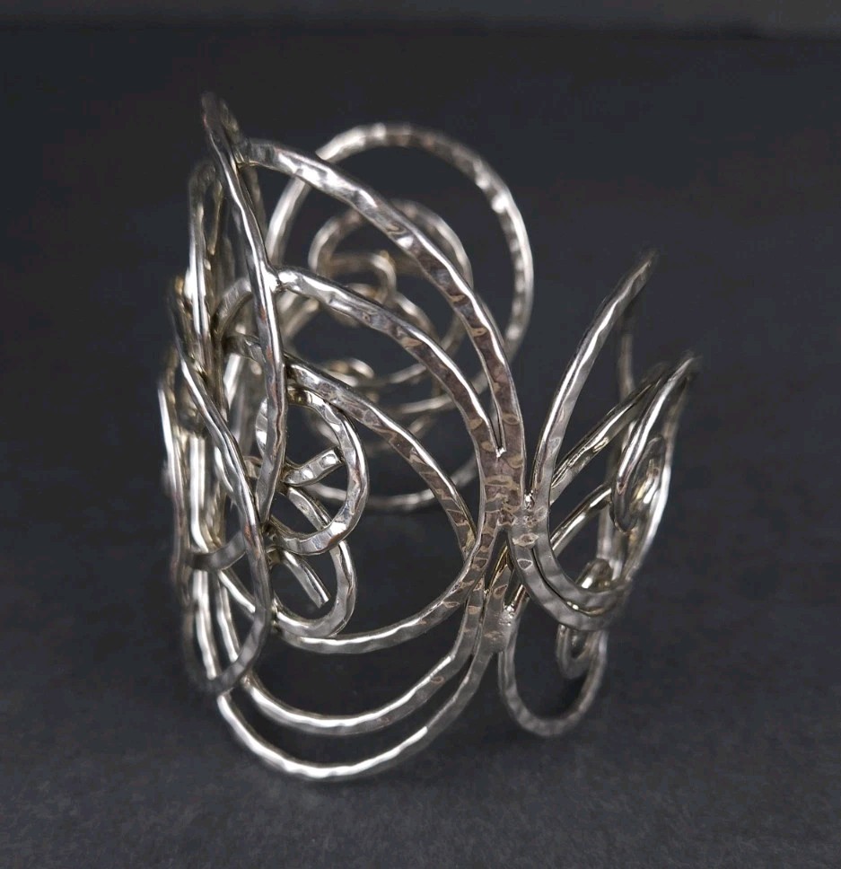 Silvertone Intertwined Hammered Scroll Circles St… - image 2