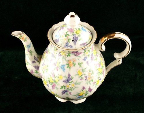 *Lefton Lilac Chintz Teapot Hand Painted Beautiful Delicate Floral Gold Trim - Picture 3 of 6