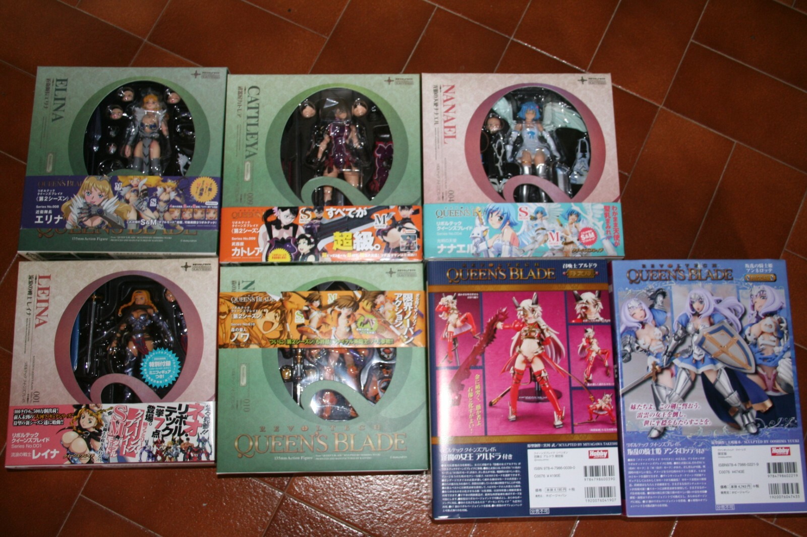Revoltech Queen's blade - Lot de 7 figurines + 2 artbooks Revoltech Queen's blade - Lot de 7 figurines + 2 artbooks