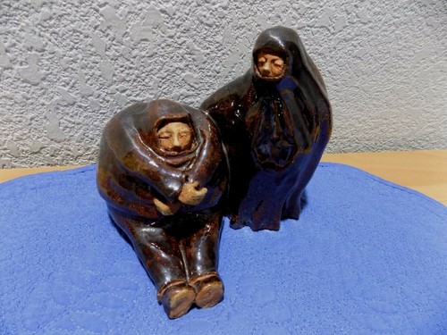 Estatuilla de mujer nativa americana de cerámica gris Betty - Imagen 2 de 12