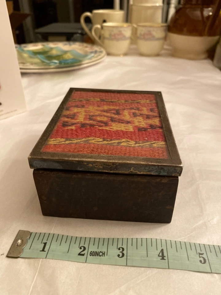 ANTIGUA CAJA DE MADERA CON INCRUSTACIÓN DE TELA ANTIGUA ÚNICA BAJO TAPA DE VIDRIO Foto 3 de 4