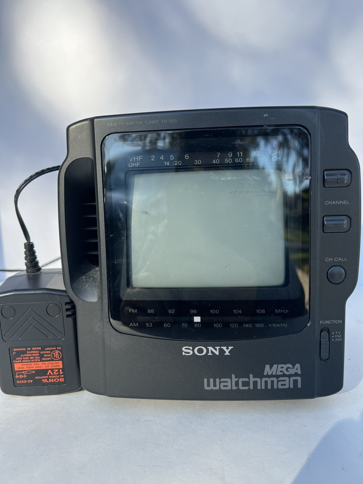 Vintage Sony Mega Watchman Walkman Portable TV AM/FM Radio FD525