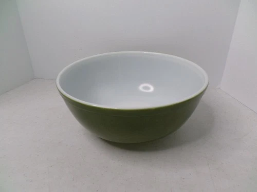 Vintage 4 Quart Pyrex Verde Avocado Green Mixing Bowl 404 Made In USA