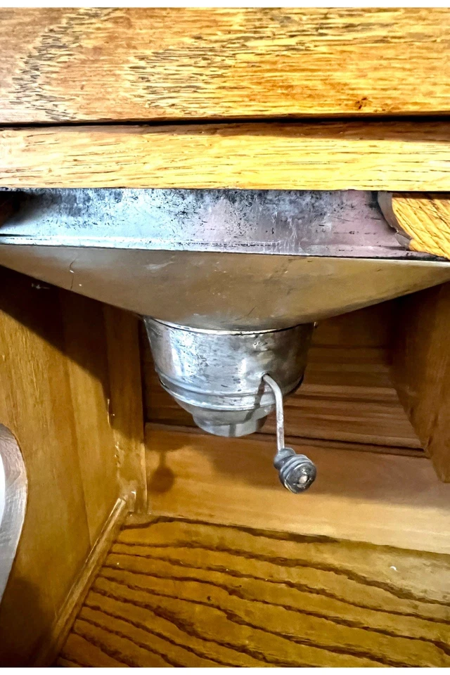 ANTIQUE HOOSIER CABINET with Flour Sifter Glass Doors Beautiful Wood Grain - Image 4 of 4