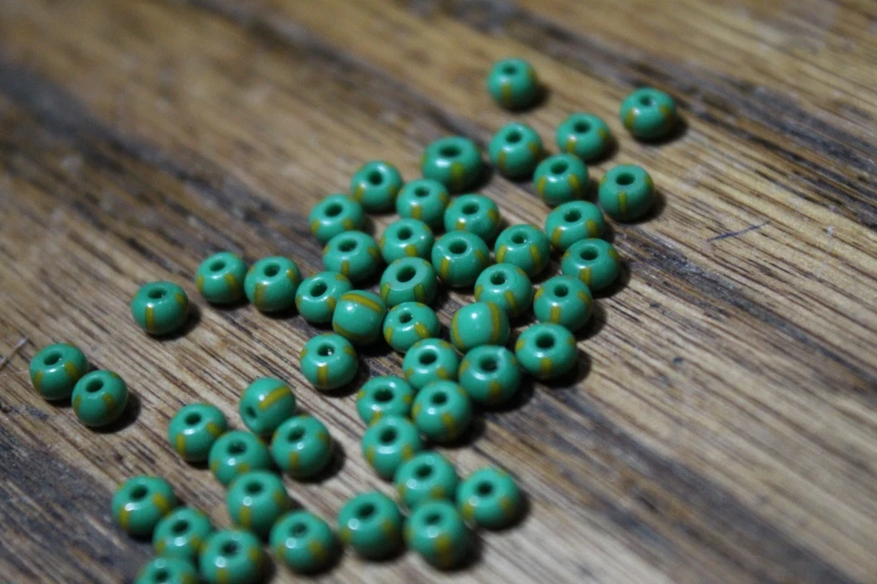 Cuentas de semillas checas verde opacas con rayas amarillas, 49 unidades Foto 2 de 4