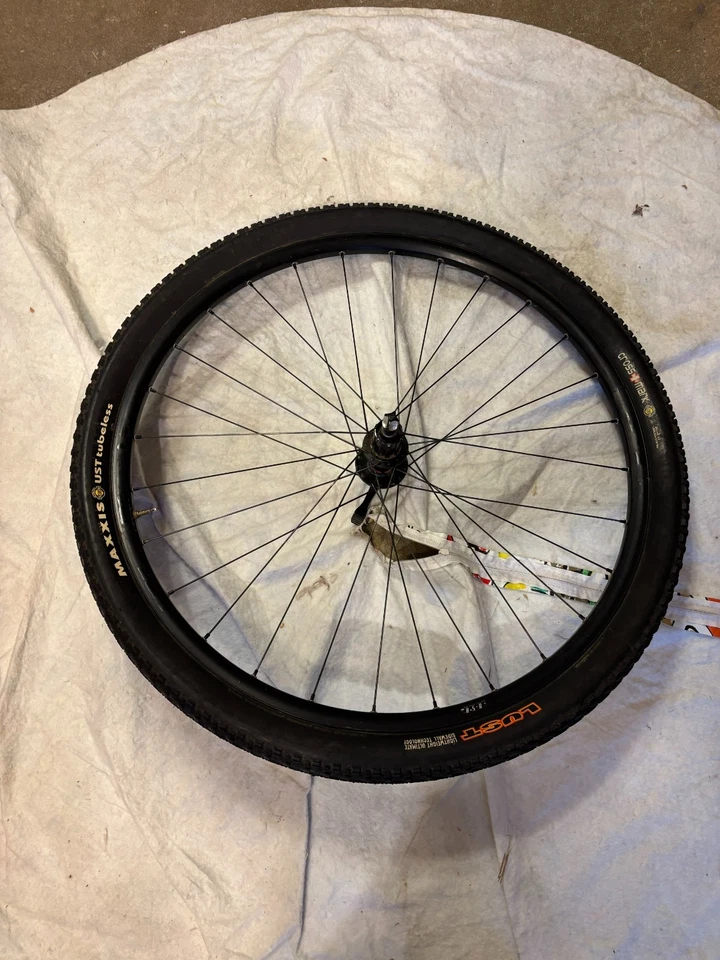 Juego de ruedas Bontrager 29er disco de 6 pernos con neumáticos tubeless Maxxis 29 x 2,10 UST; Foto 3 de 4